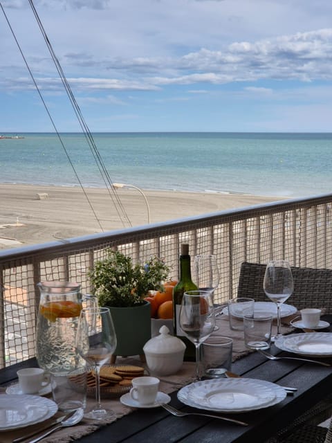 Balcony/Terrace, Food and drinks, Dining area, Beach, Sea view