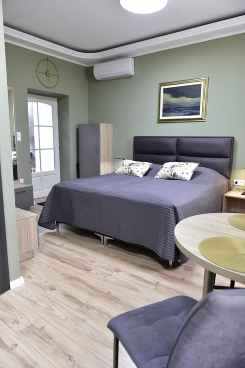 Bed, Photo of the whole room, Bedroom, air conditioner