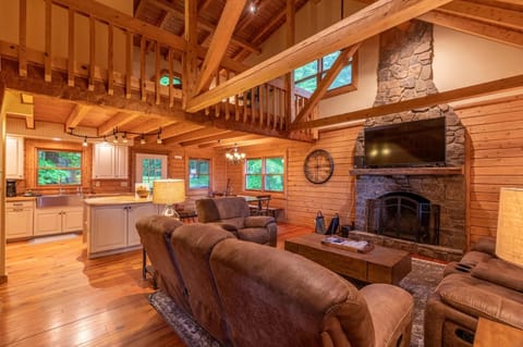 Lazy Oaks Lodge House in Brushy Fork