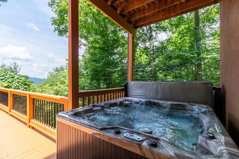 Lazy Oaks Lodge House in Brushy Fork