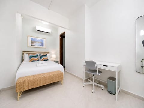 Bed, TV and multimedia, Bedroom