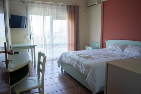 Bed, TV and multimedia, Living room, Photo of the whole room, Bedroom, air conditioner