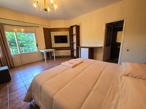 Bed, TV and multimedia, Bedroom