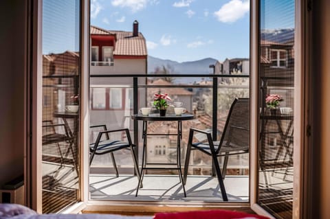 Patio, Day, Natural landscape, View (from property/room), Balcony/Terrace, Balcony/Terrace, Living room, Seating area, Dining area, Mountain view