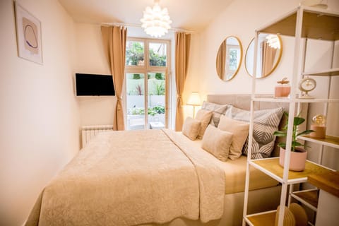 Bed, TV and multimedia, Photo of the whole room, Bedroom