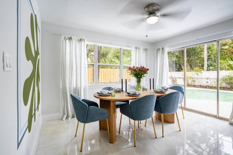 Dining area, Pool view