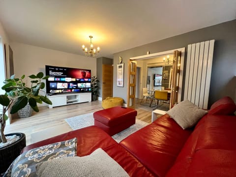 Communal lounge/ TV room, TV and multimedia, Living room, Seating area, Evening entertainment