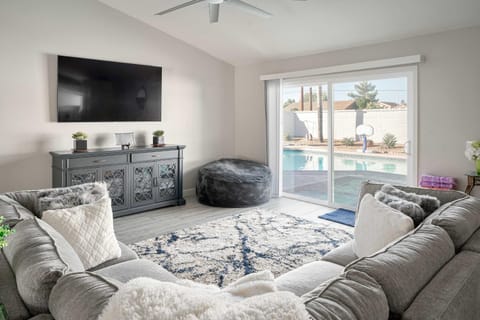 Fairbrook Home - Chic Design Saltwater Pool with Hot Tub House in Mesa