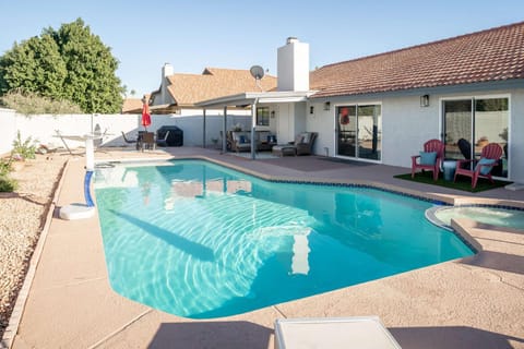 Fairbrook Home - Chic Design Saltwater Pool with Hot Tub House in Mesa