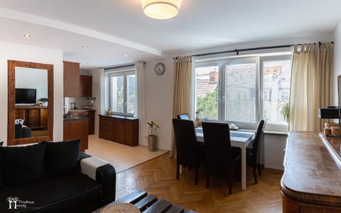 TV and multimedia, Living room, Dining area, Bedroom, City view, Inner courtyard view