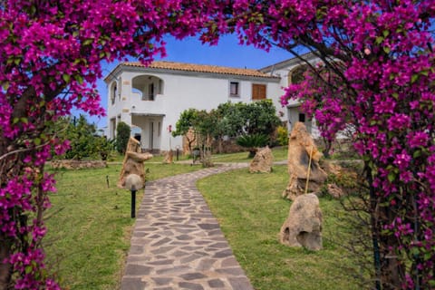 Property building, Facade/entrance, Day, Garden, Garden, Floor plan, Garden view, Garden view
