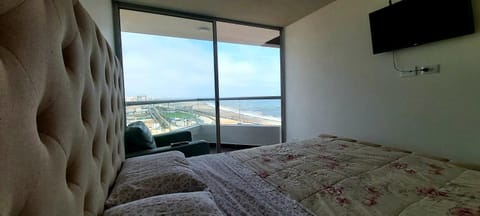 Bed, Natural landscape, TV and multimedia, Photo of the whole room, Bedroom