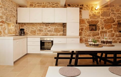 Kitchen or kitchenette, Dining area, oven, stove