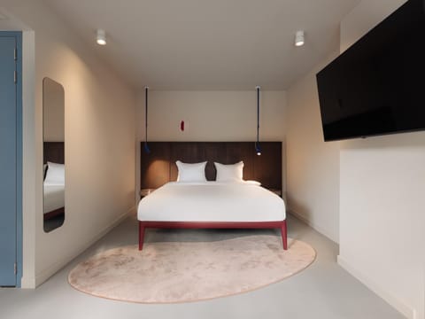 Bed, TV and multimedia