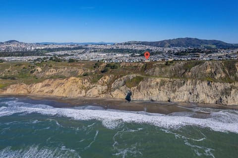 30 - Gem by the sea none-obstructive ocean view Villa in Daly City