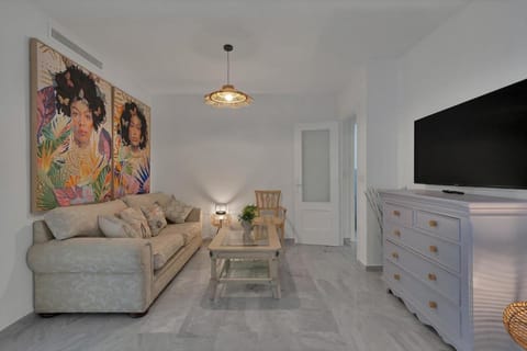 Communal lounge/ TV room, TV and multimedia, Living room, Seating area, Evening entertainment