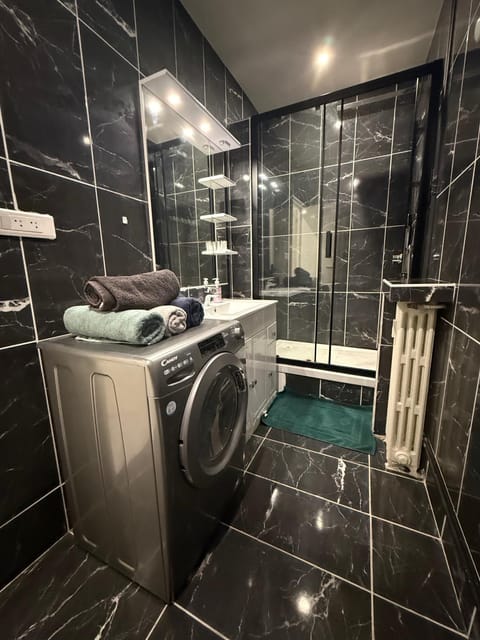 Shower, Bathroom, towels