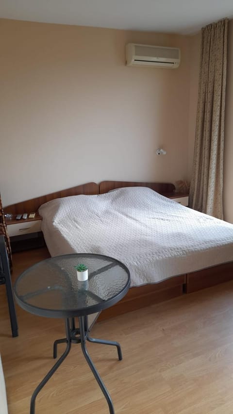 Bed, Photo of the whole room, Bedroom, air conditioner