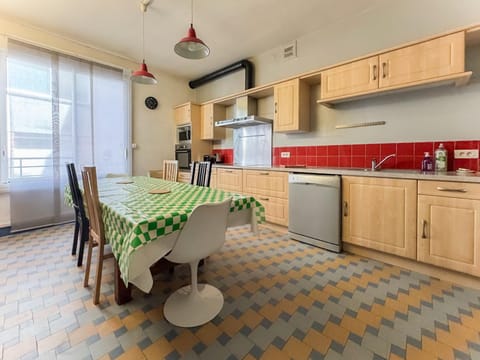 Coffee/tea facilities, Dining area, Communal kitchen, dishwasher, oven, toaster