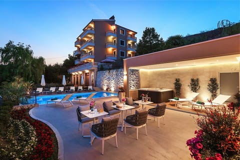 Property building, Garden, Hot Tub, Swimming pool