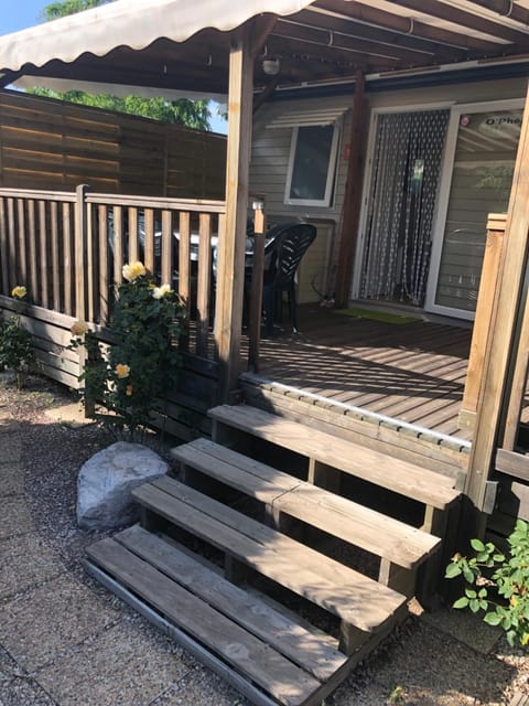 Domaine des Iscles mobile home clim, jardinet sans vis-à-vis Campground/ 
RV Resort in La Roque-d'Anthéron