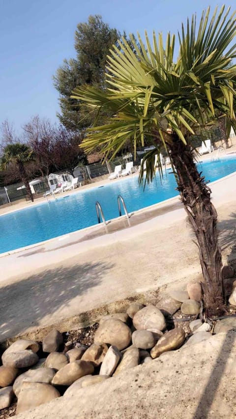 Domaine des Iscles mobile home clim, jardinet sans vis-à-vis Campground/ 
RV Resort in La Roque-d'Anthéron