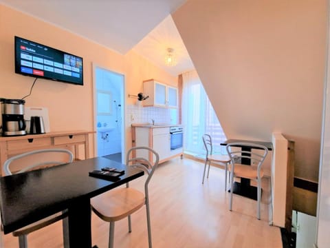 TV and multimedia, Coffee/tea facilities, Kitchen or kitchenette, Seating area, Dining area, oven