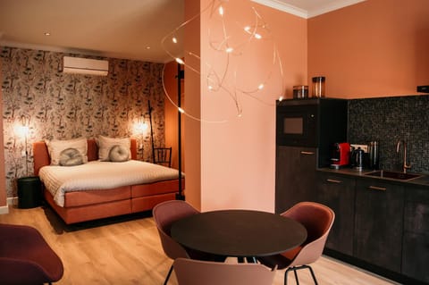 Bed, Coffee/tea facilities, Kitchen or kitchenette, Living room, Photo of the whole room, Seating area, Dining area, Bedroom, oven, air conditioner