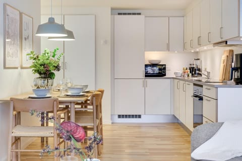 Coffee/tea facilities, Kitchen or kitchenette, Dining area, dishwasher, oven, stove, toaster