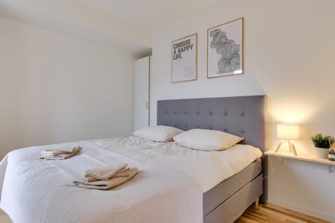 Bed, Bedroom, towels