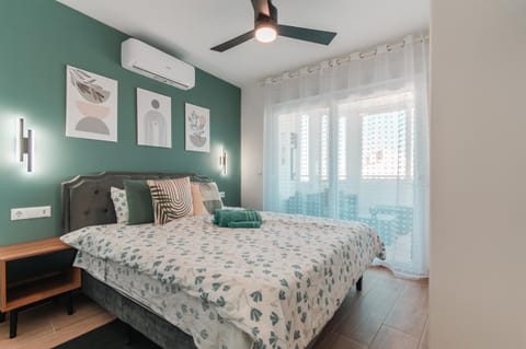 Bed, Bedroom, towels, air conditioner