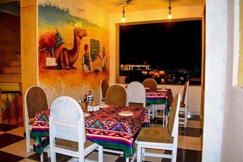 Restaurant/places to eat, Restaurant/places to eat, Night, On site, Location, Sunrise, Sunset, hair dresser