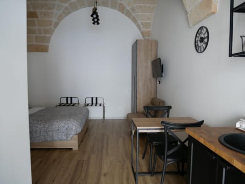 Bed, Photo of the whole room, Dining area, Bedroom