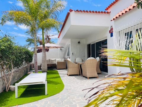 Property building, Spring, Day, Garden, Seating area, Garden view