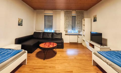 TV and multimedia, Seating area, Bedroom