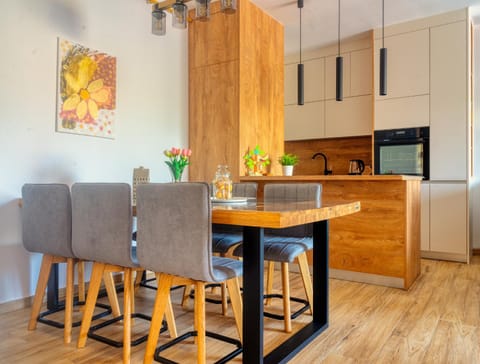 Kitchen or kitchenette, Seating area, Dining area, stove