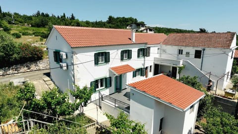 Property building, Patio, Location