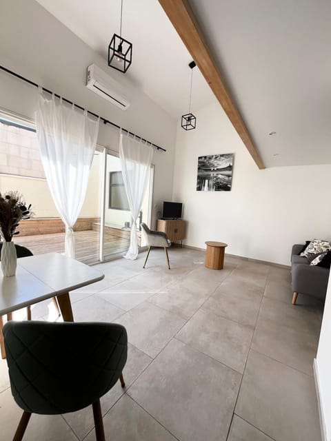 Living room, Seating area, Dining area, air conditioner