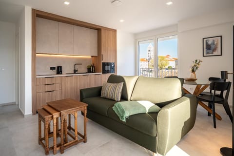 Coffee/tea facilities, Kitchen or kitchenette, Living room, Seating area, Dining area