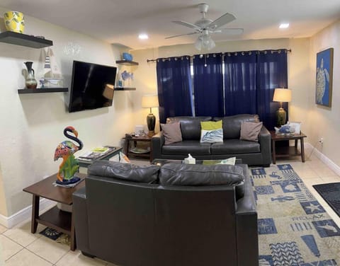 Great 4b2b getaway with heated salt water pool House in Fort Lauderdale