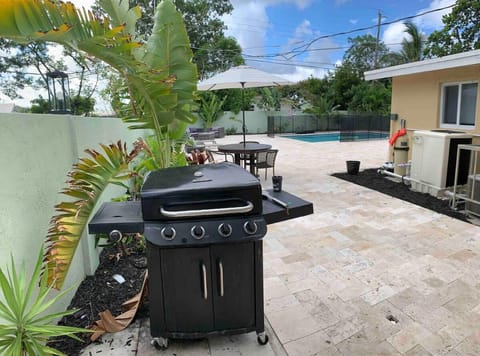 Great 4b2b getaway with heated salt water pool House in Fort Lauderdale