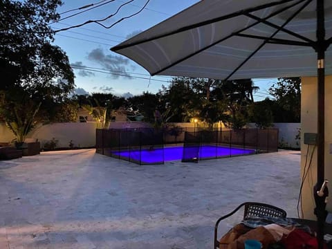 Great 4b2b getaway with heated salt water pool House in Fort Lauderdale