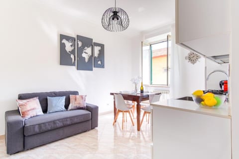 Kitchen or kitchenette, Living room, Seating area, Dining area