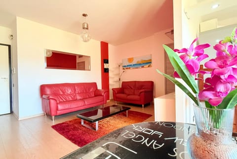 TV and multimedia, Living room, Seating area, Entertainment