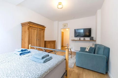 Communal lounge/ TV room, Bed, TV and multimedia, Living room, Photo of the whole room, Seating area, Evening entertainment, Bedroom