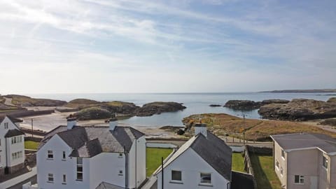 Porth House-Beach Front-3 Bed-3 Bath - SPA POOL and SAUNA House in Trearddur Bay