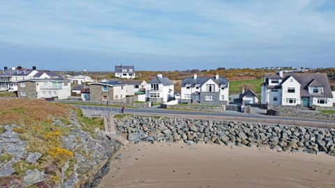 Porth House-Beach Front-3 Bed-3 Bath - SPA POOL and SAUNA House in Trearddur Bay