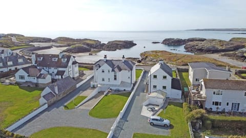 Porth House-Beach Front-3 Bed-3 Bath - SPA POOL and SAUNA House in Trearddur Bay