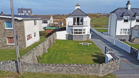 Porth House-Beach Front-3 Bed-3 Bath - SPA POOL and SAUNA House in Trearddur Bay