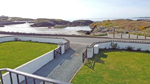 Porth House-Beach Front-3 Bed-3 Bath - SPA POOL and SAUNA House in Trearddur Bay